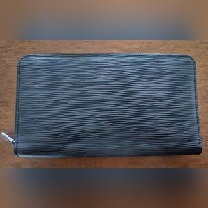 Authentic Louis Vuitton Epi Zippy Wallet in black